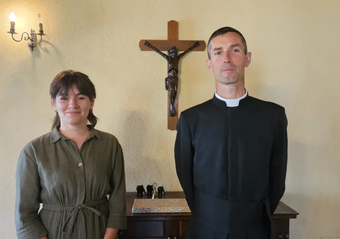 L'abbé Bernard de Lacoste, directeur du séminaire d'Ecône, et une jeune fidèle de la Fraternité sacerdotale Saint Pie X (c) Christine Mo Costabella, RTSreligion