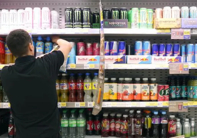 Des rayons de boissons énergisantes à Londres, le 3 septembre 2025. KEYSTONE - NEIL HALL