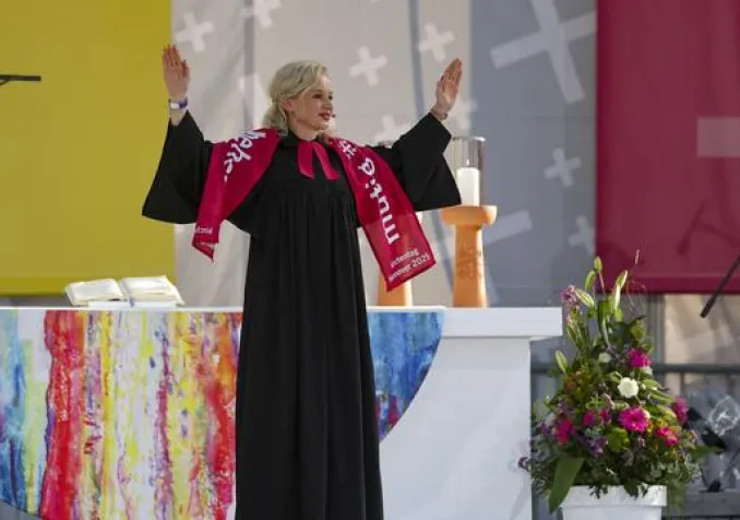 La pasteure Anne Helene Kratzert s'adresse à la foule lors de la messe d'ouverture du Kirchentag évangélique allemand (Evangelischer Kirchentag) à Hanovre, en Allemagne, le 30 avril 2025. (image d'illustration) KEYSTONE - CHRISTOPHER NEUNDORF