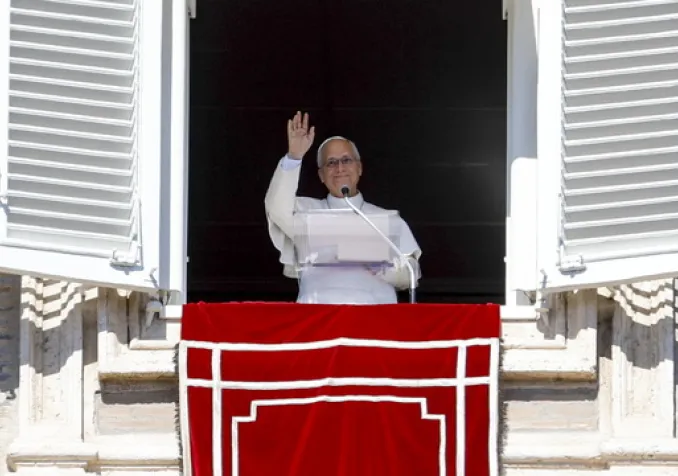 Le pape Léon XIV récite la prière de l'Angélus depuis la fenêtre de son bureau donnant sur la place Saint-Pierre au Vatican, le 11 octobre 2026 KEYSTONE - FABIO FRUSTACI