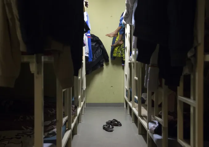 Faire circuler des personnes pour obtenir des documents, effectuer visites médicales et auditions juridiques en période de pandémie est un risque pour toute la population.