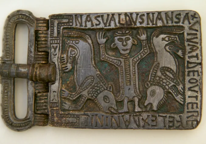 Plaque-boucle de ceinture en bronze du VIe siècle figurant David dans la fosse aux lions ©Max Idje/Réformés.ch