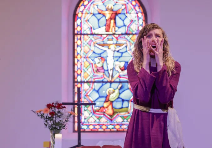 Clara Vienna dans le spectacle "Huit femmes au pied de la croix". ©Alain Herzog