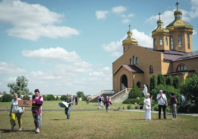 Après la messe au monastère Saint-Volodymyr-le-Grand, à Kherson, beaucoup restent pour partager une soupe de tomates et de pommes de terre. Tous ne sont pas paroissiens, ni même croyants. © Cerise Sudry-Le Dû