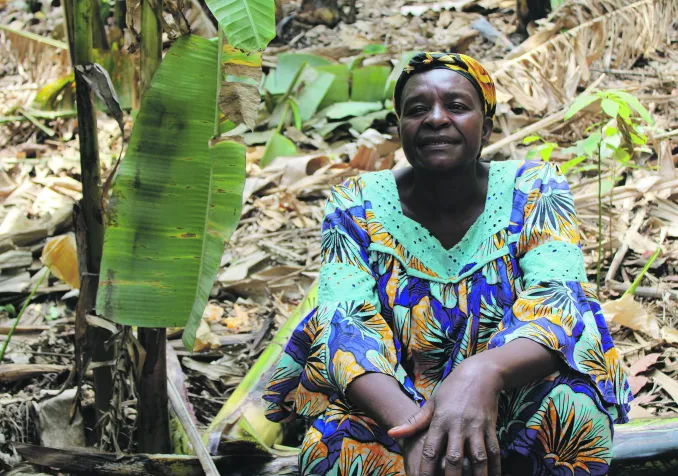 Justine Magné, productrice de bananes TerrEspoir dans la région de Bafoussam, peut subvenir aux besoins de sa famille (scolarisation, logement…). © DM