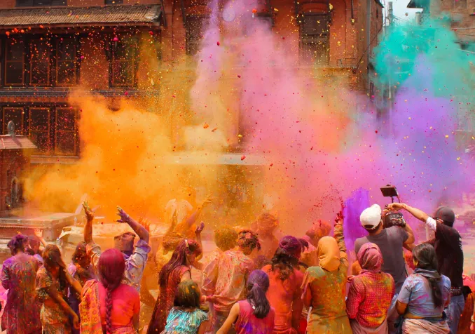Durant Holi, les jeunes et les adultes se jettent des pigments. Ils finissent recouverts de couleurs vives réputées bénéfiques. ©iStock/Kristin Ruhs