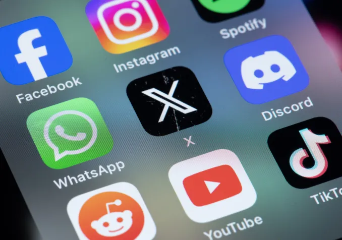applications X, Facebook, YouTube etc sur un smartphone (c) iStock