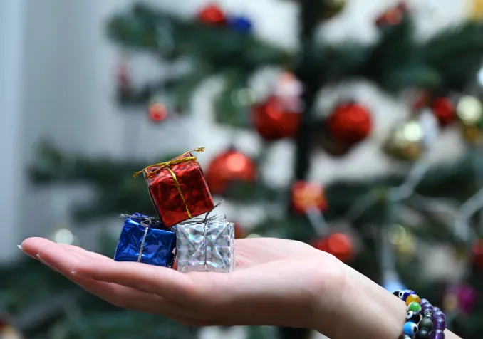 Faites le bonheur d’une famille en participant au Sapin solidaire. ©iStock
