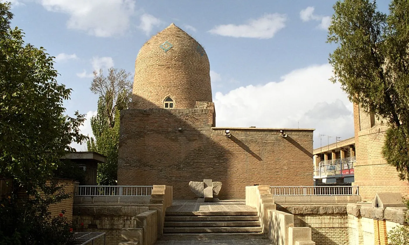 Mausolée de la reine Esther et de son oncle Mordechaï, à Hamedan, l'un des centres de pèlerinage juif les plus importants en Iran. ©Philippe Chavin (Simorg), CC BY-SA 3.0, Wikimedia Commons
