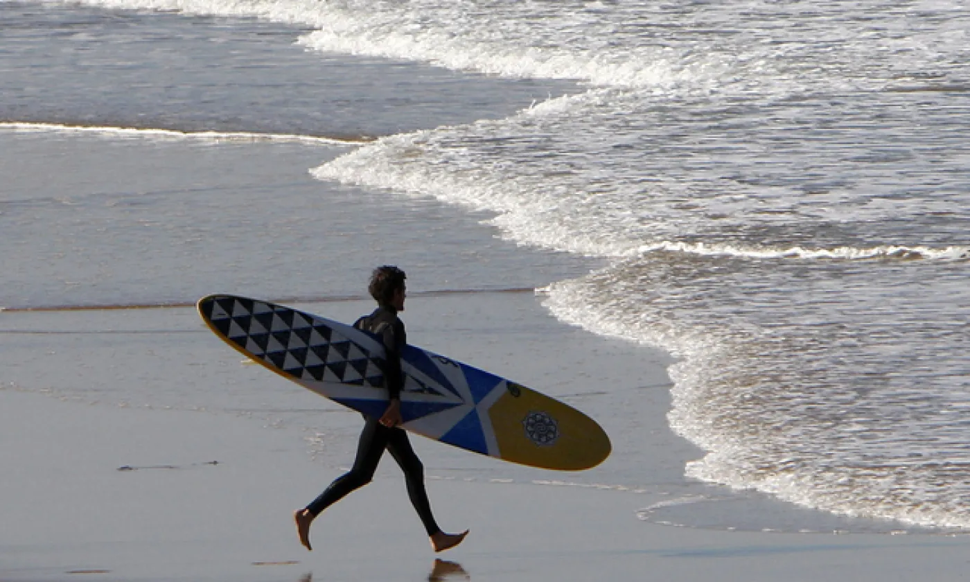 Un surfeur à Biarritz, en France. KEYSTONE / AP Photo - BOB EDME