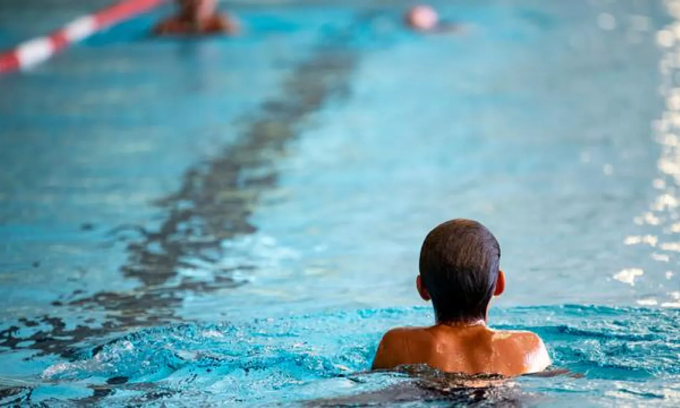 Un enfant nage dans une piscine intérieure, le 29 juillet 2021 à Berlin. KEYSTONE - FABIAN SOMMER