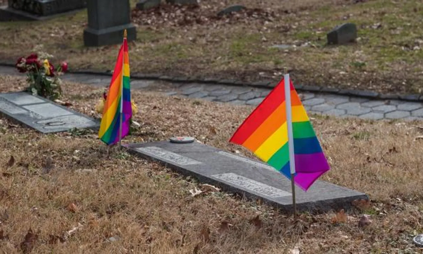Au cimetière, le carré LGBT divise