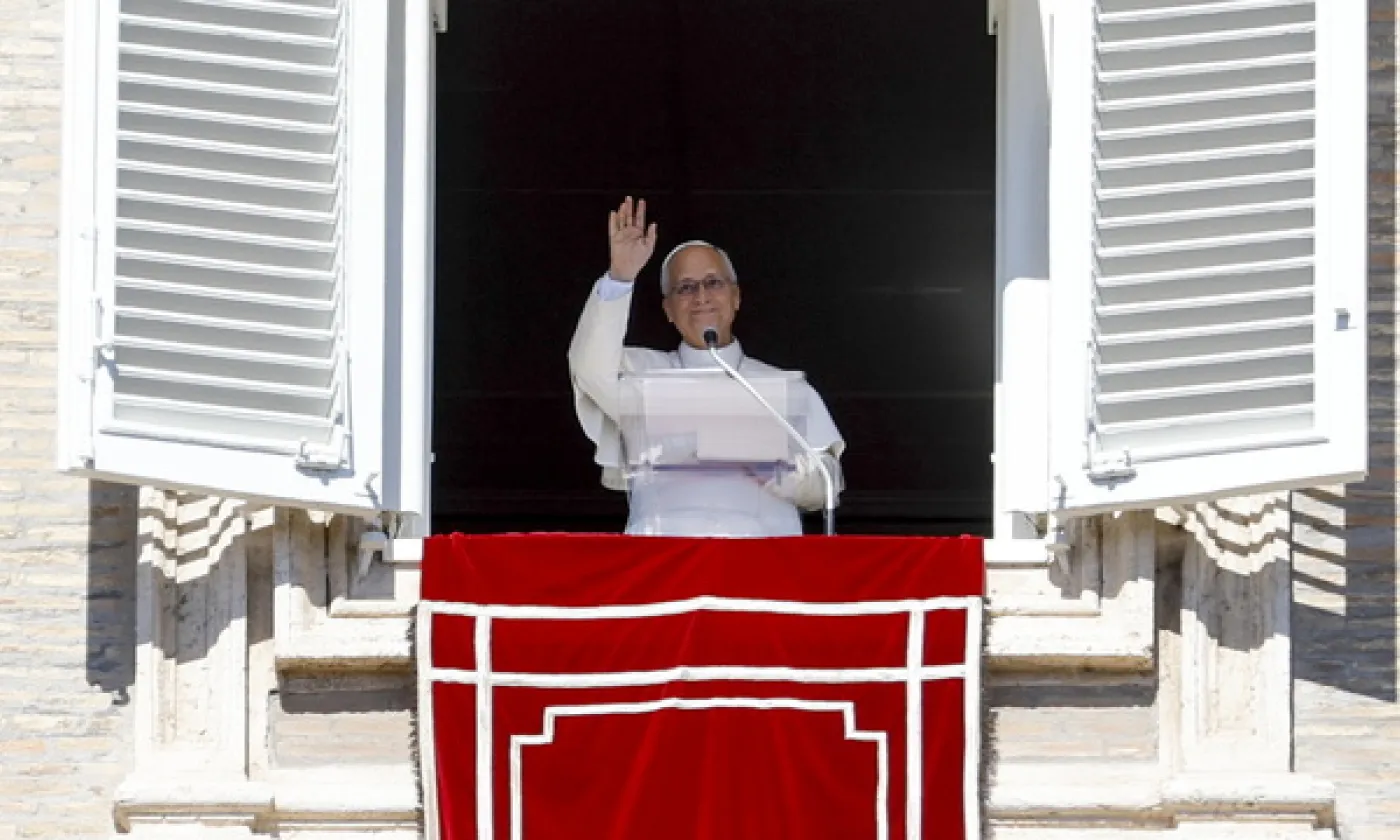Le pape Léon XIV récite la prière de l'Angélus depuis la fenêtre de son bureau donnant sur la place Saint-Pierre au Vatican, le 11 octobre 2026 KEYSTONE - FABIO FRUSTACI