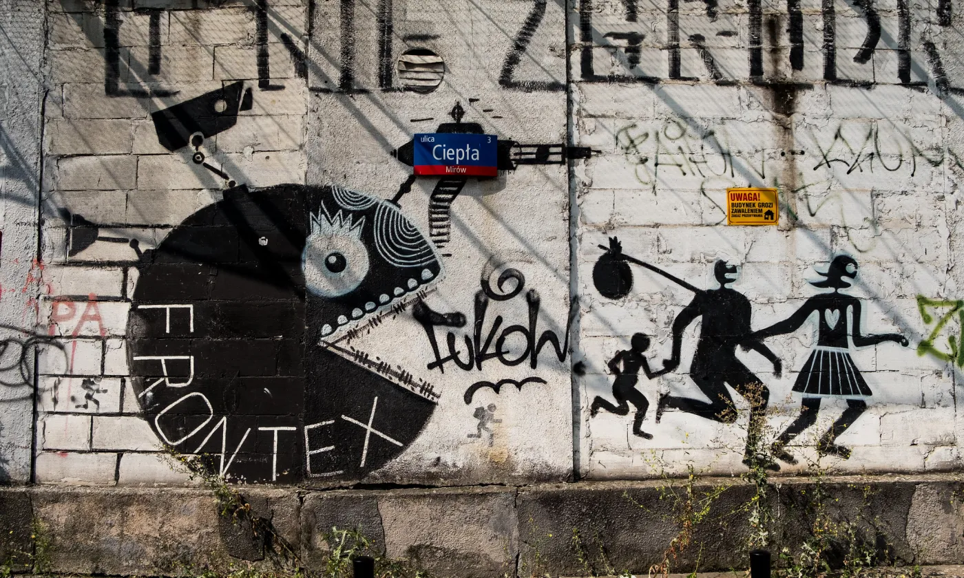 Graffiti anti Frontex sur un mur en Pologne ©Flickr/Jeremy Brooks