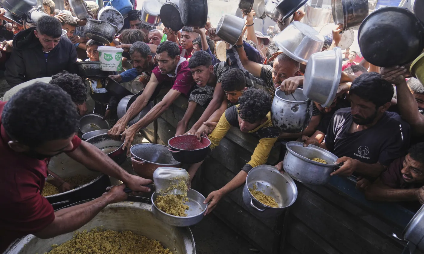 Des Palestiniens luttent pour obtenir des dons de nourriture dans une cuisine communautaire à Khan Younis, dans la bande de Gaza, le vendredi 16 mai 2025. Keystone