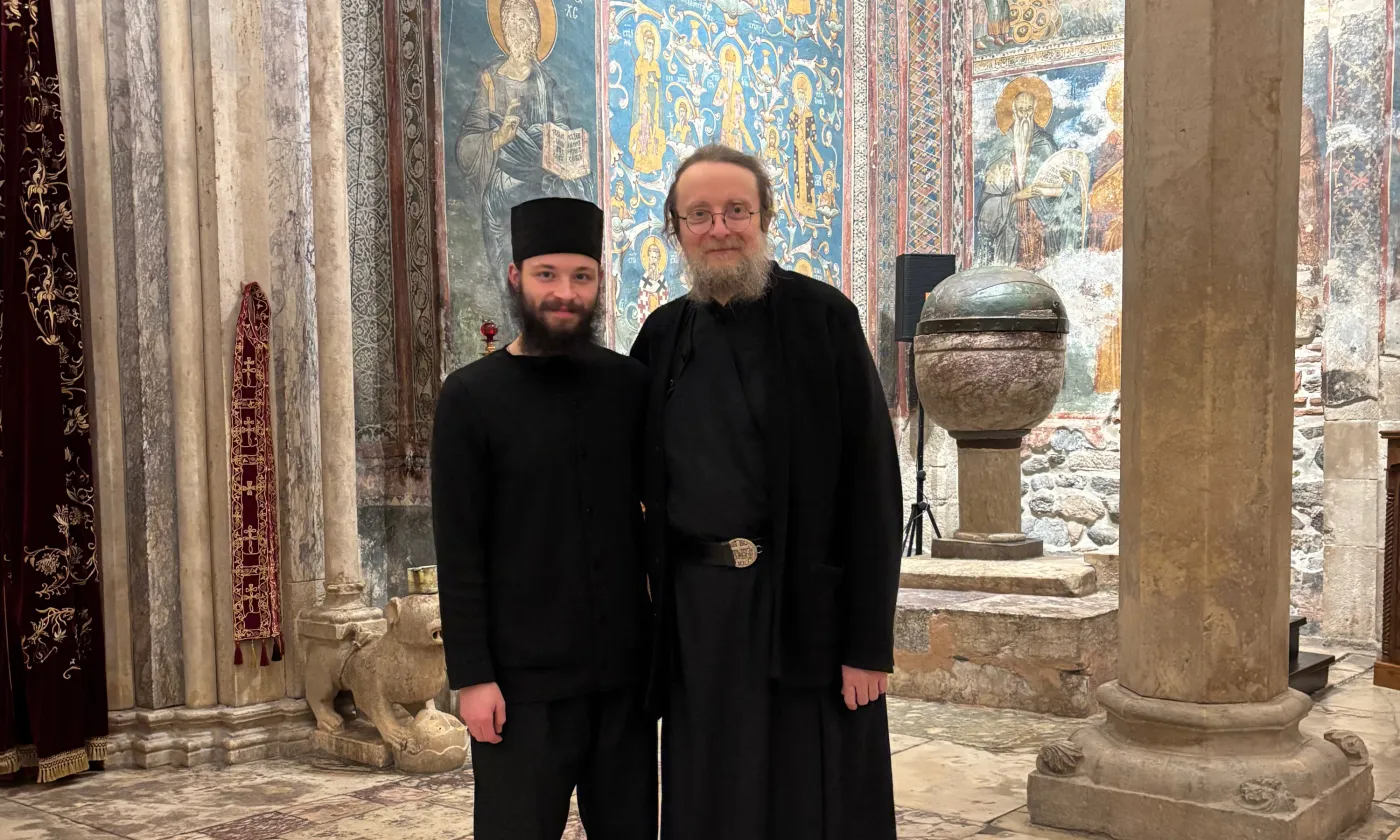 Le Père Sava Janjić avec le plus jeune moine de Visoki Dečani. (c) Blaise Guignard