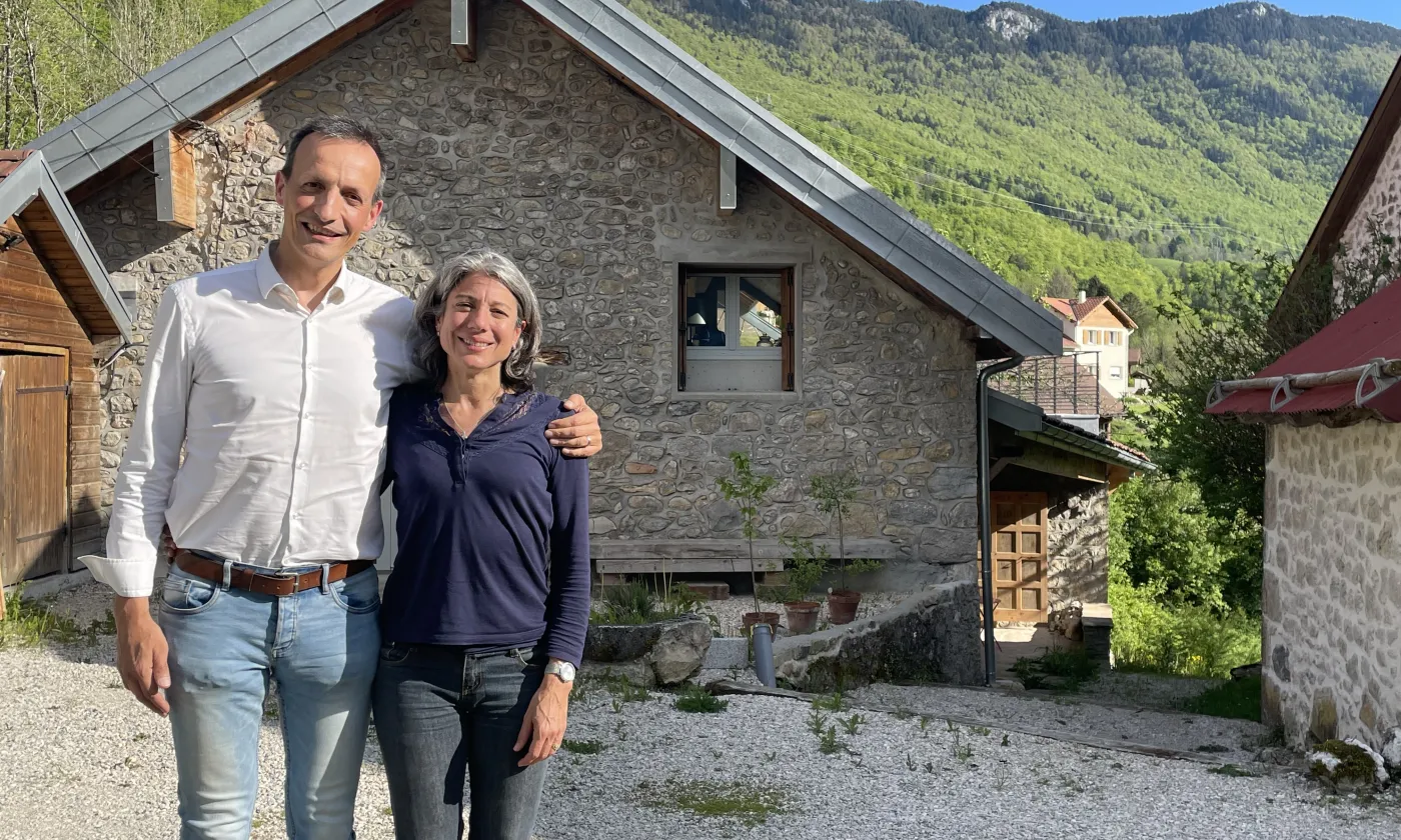 Séverine et Éric de Montalembert, devant leur maison d’accueil. ©Carole Pirker