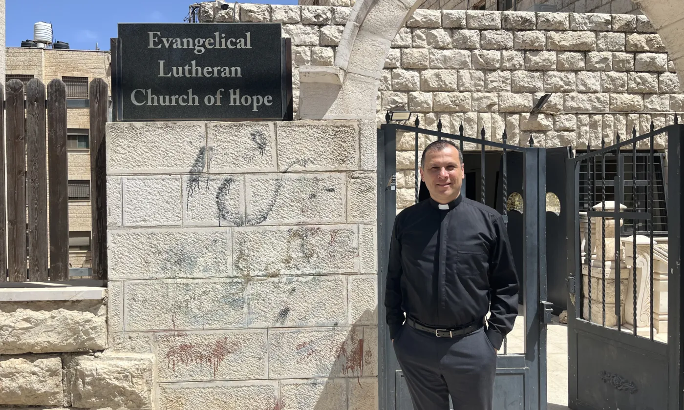 Munter Isaac devant l’église où il officie à Ramallah © Amira Souilem