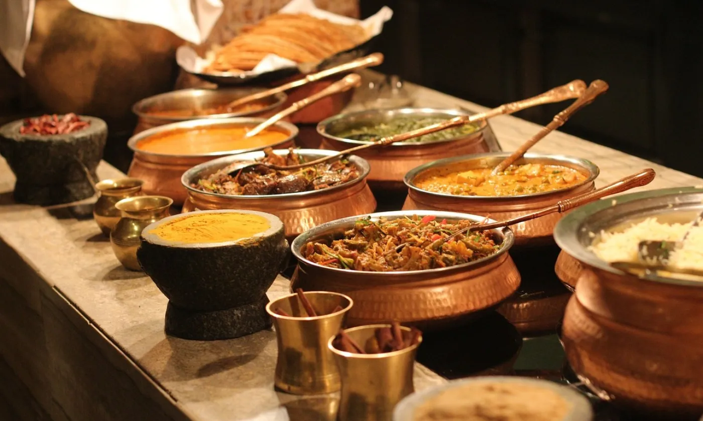 Organiser un buffet du monde, une action solidaire et un moment de rencontre. ©Gettyimages