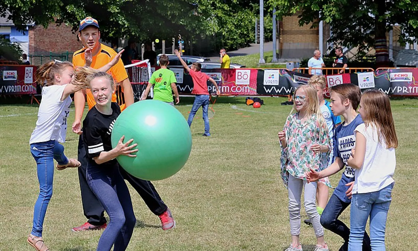 Les participants aux KidsGames jouent notamment au poull ball, comme ici en Belgique CC(by-sa) Jamain