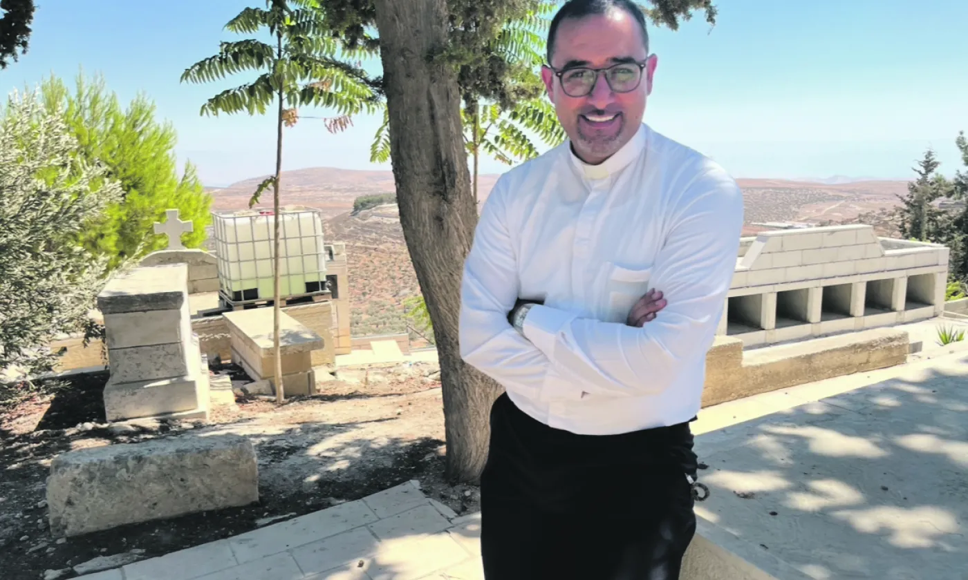 Le père Bashar Fawadleh, prêtre de la paroisse latine du Christ-Rédempteur de Taybeh, dit prier pour tout lemonde, y compris les «ennemis» de son peuple, alors que les violences des colons se multiplient dans son village. ©Amira Souilem