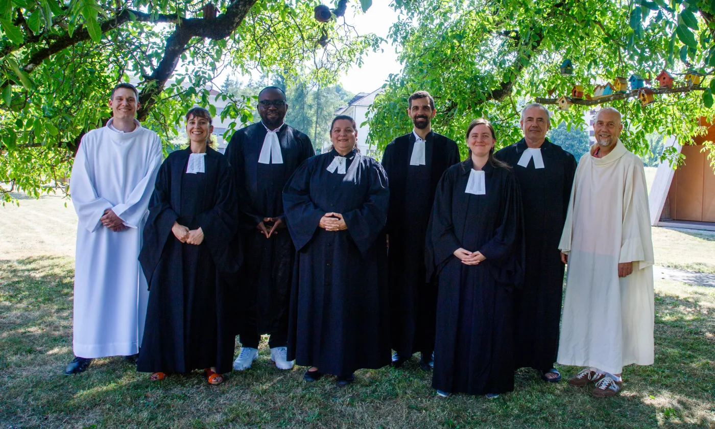 De gauche à droite : Eric Bianchi, Sophie Maillefer, Christo Karawa, Joan Charras-Sancho, Amaury Charras et Nina Jaillet, accompagné•es du pasteur Nicolas Monnier et du diacre Bertrand Quartier. Avec Snjezana Haldi, qui manque sur la photo, ils rejoindront le corps de l’EERV le 5 septembre. ©EERV