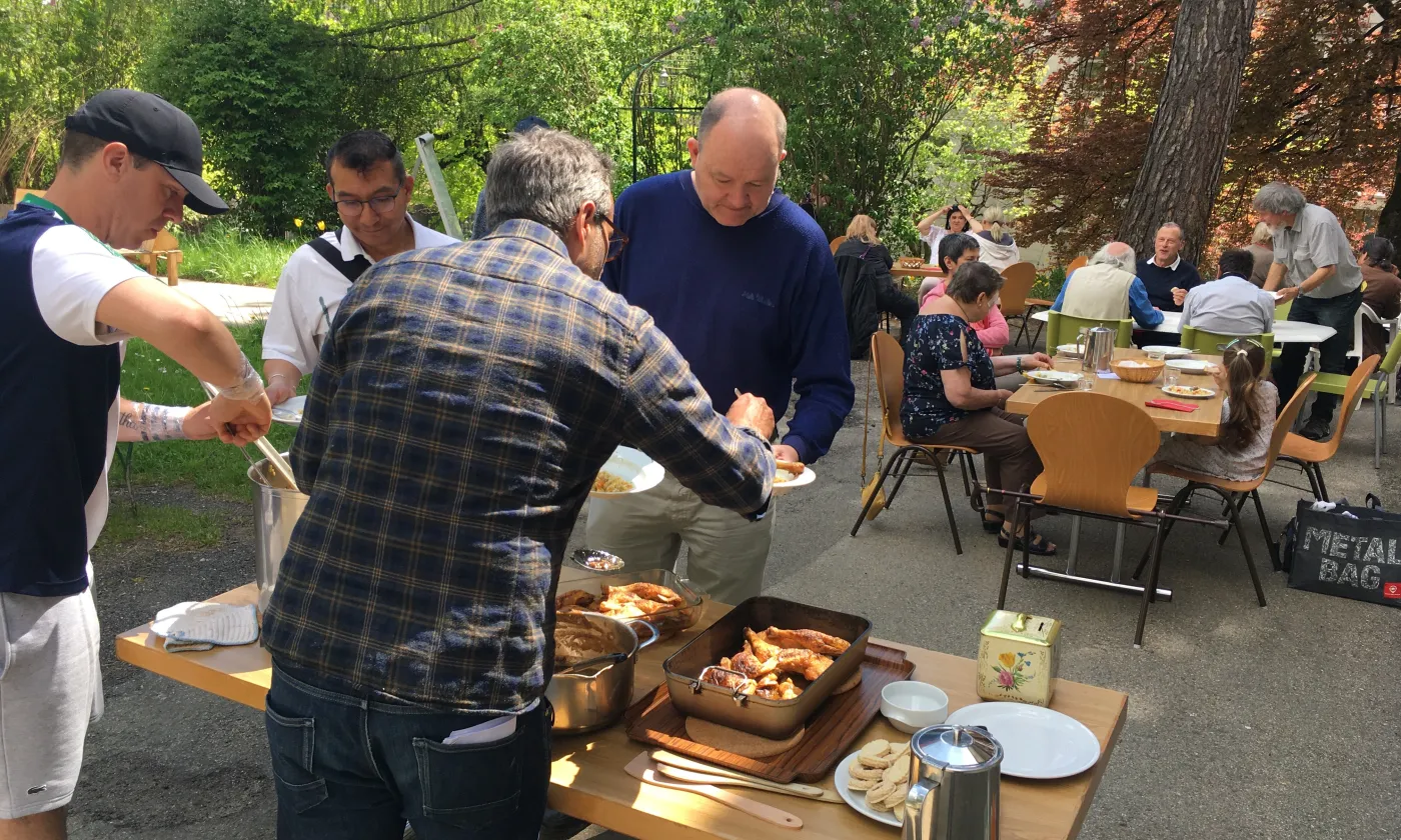 Partage autour de la table à La Chaux-de-Fonds ©DR