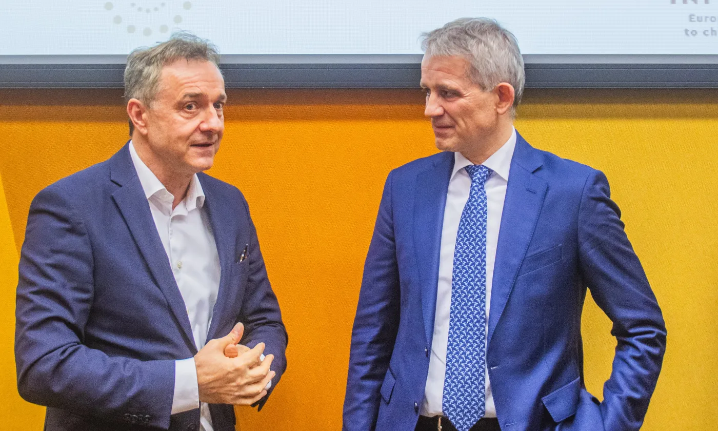 Guido Fluri et Beat Jans ont échangé sur la maltraitance infantile le 6 décembre dernier à Strasbourg. © Simon Padovani