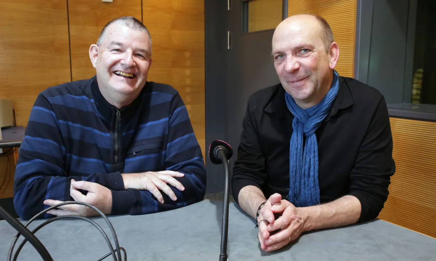 Dominique Voinçon (à g.) et Cyril Dépraz se retrouvent au studio pour les 20 ans de Hautes fréquences © Bernard Hallet - Cath.ch