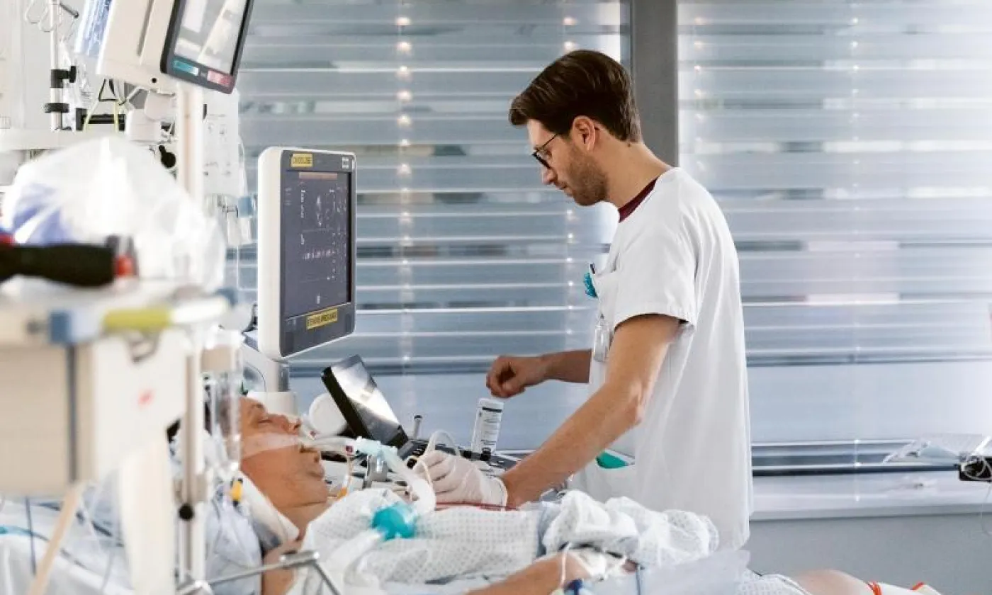 En cas de pandémie, comment continuer à suivre les autres personnes malades, notamment graves Et qui a priorité pour accéder à certains équipements? Sauver un maximum de vie exige des choix épineux. DR