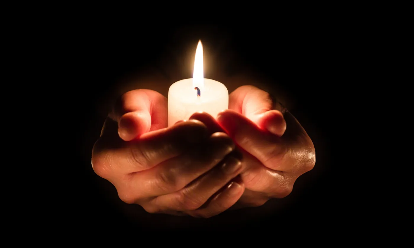 Une flamme d’espérance portée par la communauté ©iStock