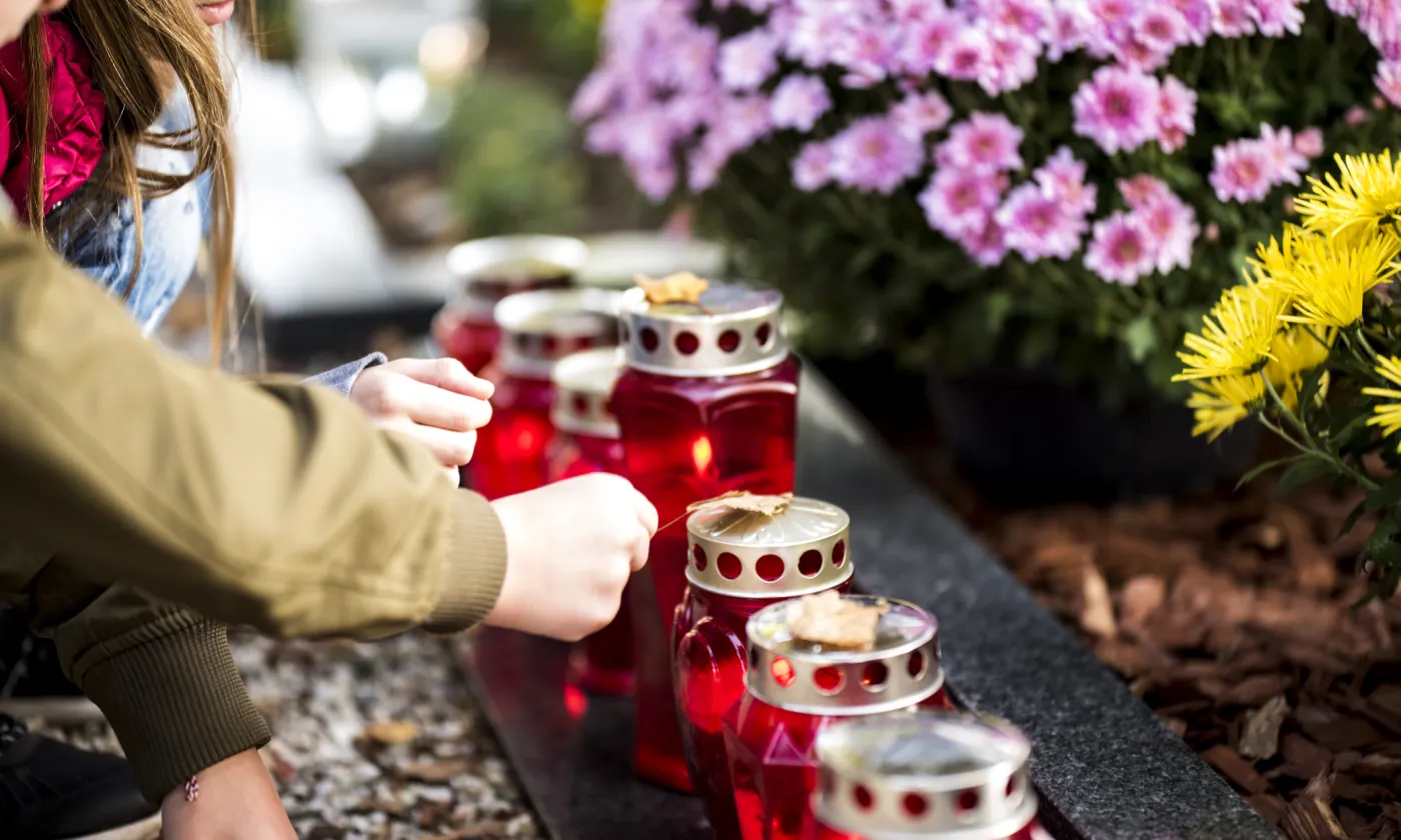 Si le calendrier catholique réserve un jour spécifique dans l'année pour honorer de manière collective la mémoire des proches disparus et fleurir leurs tombes, les pratiques se révèlent aujourd’hui davantage individualisées. IStock