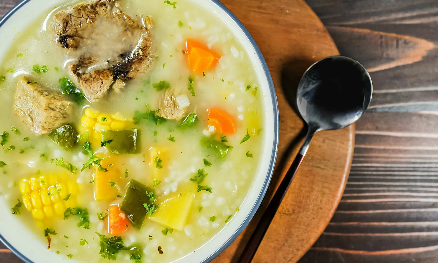 Photo de <a href="https://unsplash.com/fr/@keeshasskitchen?utm_source=unsplash&utm_medium=referral&utm_content=creditCopyText">Keesha's Kitchen</a> sur <a href="https://unsplash.com/fr/photos/un-bol-de-soupe-avec-une-cuillere-7ax3l4quF-M?utm_source=unsplash&utm_medium=referral&utm_content=creditCopyText">Unsplash</a>