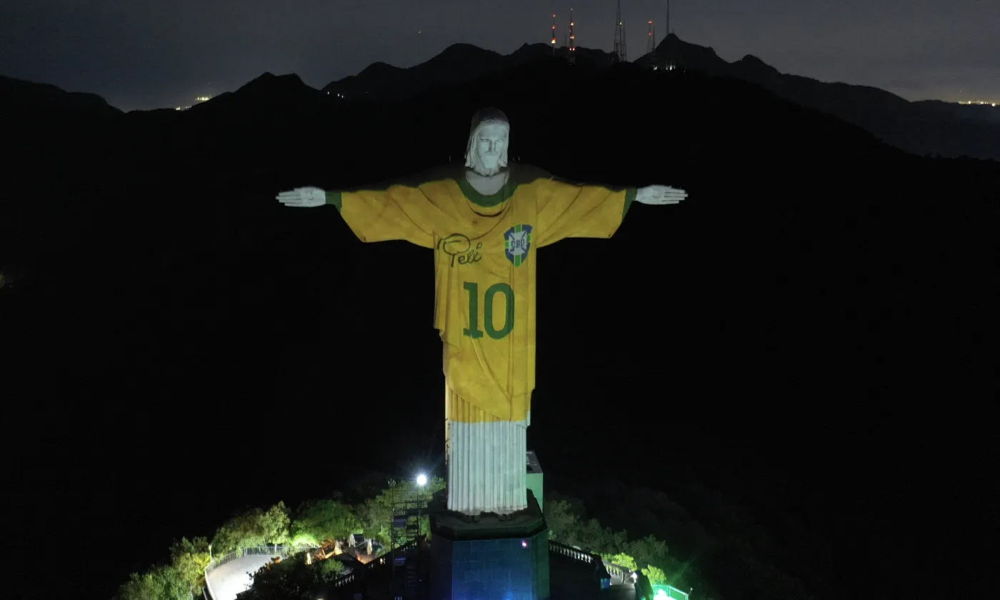 Le Christ rédempteur avec le maillot de Pelé, photo prise fin 2023 à Rio de Janeiro pour le premier anniversaire de la mort de la légende du football. © AFP/Mauro Pimentel