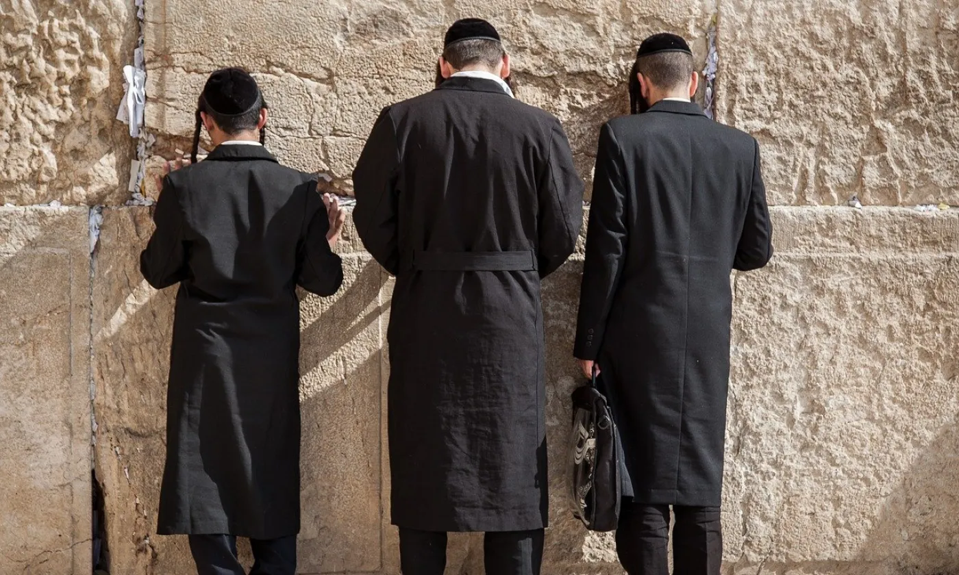 Juifs priant devant le Mur des Lamentations à Jérusalem ©Pixabay